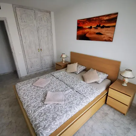 Andy Apartman, *